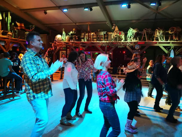linedance_2.jpg linedance_2.jpg